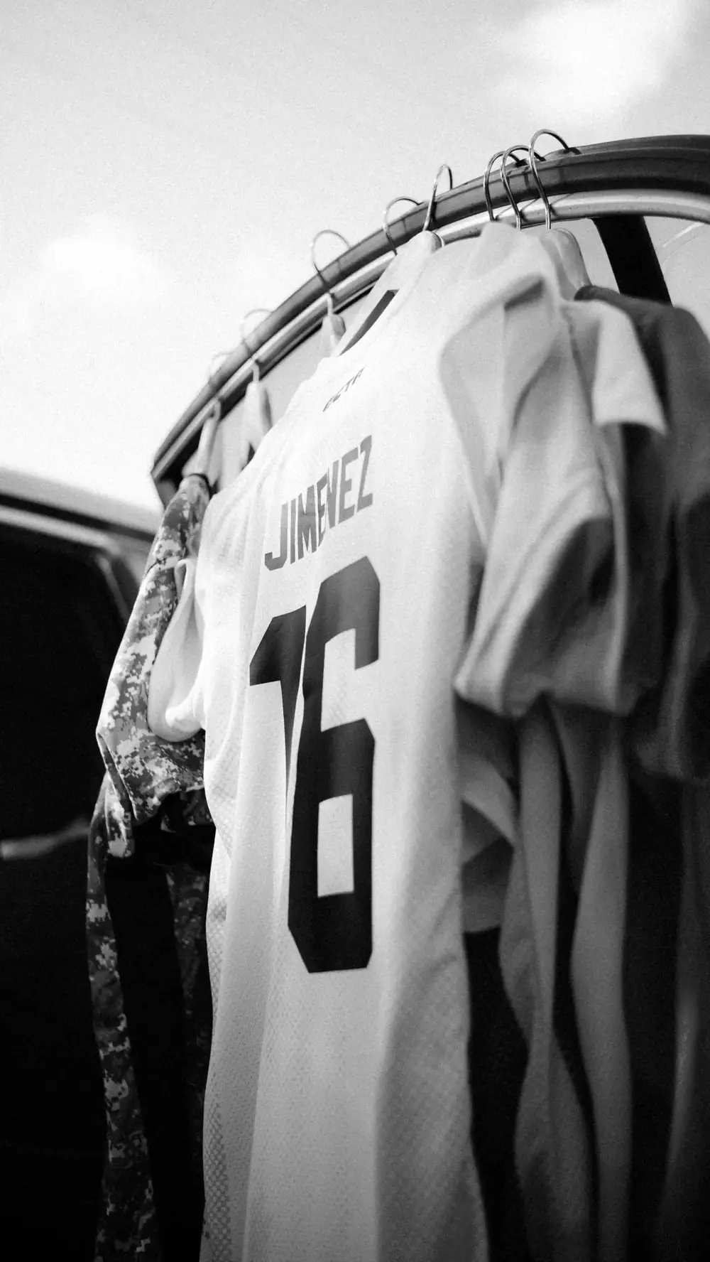 Trikot mit Rückennummer 16 und Spielername hängt auf einem Kleiderständer im Freien